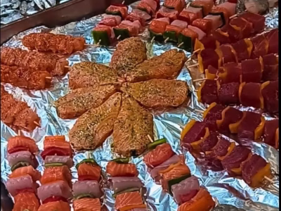 A nossa Peixaria A Irene tem olho treinado para o peixe mais fresco e mãos de quem sabe o que faz. Prepara tudo com cuidado e gosta de conversar sobre receitas, escolhas e novidades do mar. Aqui sente-se o respeito pelo produto e pelo cliente — é assim que se cria confiança.