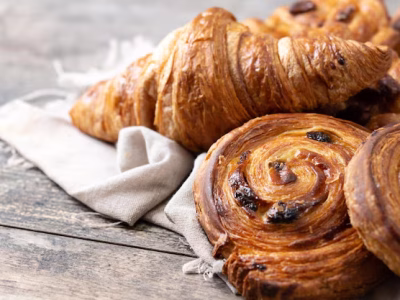 conjunto-de-bolos-de-padaria-em-mesa-de-madeira_123827-31229