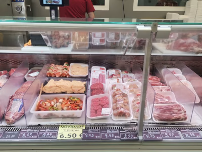 O Paulo responsável do talho ds socremer está sempre atento à frescura da sua carne